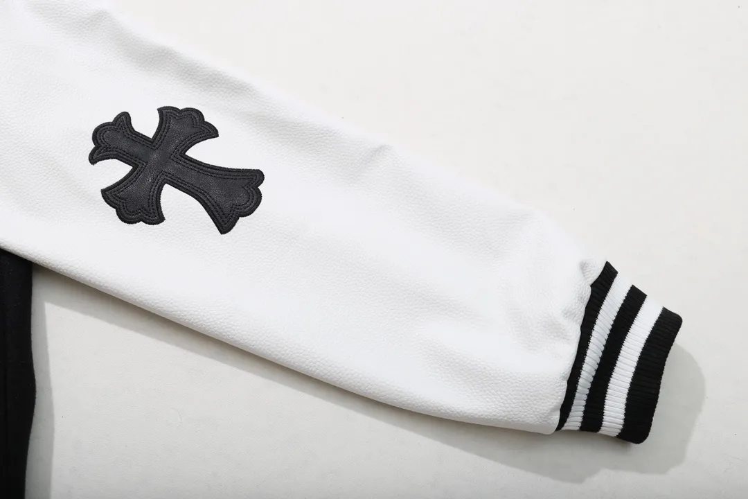 P370 Model No. Y605 Chromehearts/Cro Heart Cross Embroidered Letters Leather Sleeves Spliced ​​Baseball Jacket Channel Boutique The most popular baseball jacket among fashionable men and fashionable women. There are versions at all levels of the market (you must compare the details). The most powerful quality control has been producing and researching baseball uniforms for 7 years. The details are exquisite. With it, you are the most beautiful boy in the world. The paint-coated full-face four-button buckle (button with LOGO), the average weight of the fabric is nearly 900 grams, and it is made of wool + eyeliner blended, custom-woven and dyed wool with high color fastness. The lining is made of silky and delicate cupro fiber! The texture is thick, the color is more uniform and beautiful, and the sharp edges and corners are full of three-dimensionality, showing laziness, casualness, and youthful vitality! size：M-XXL